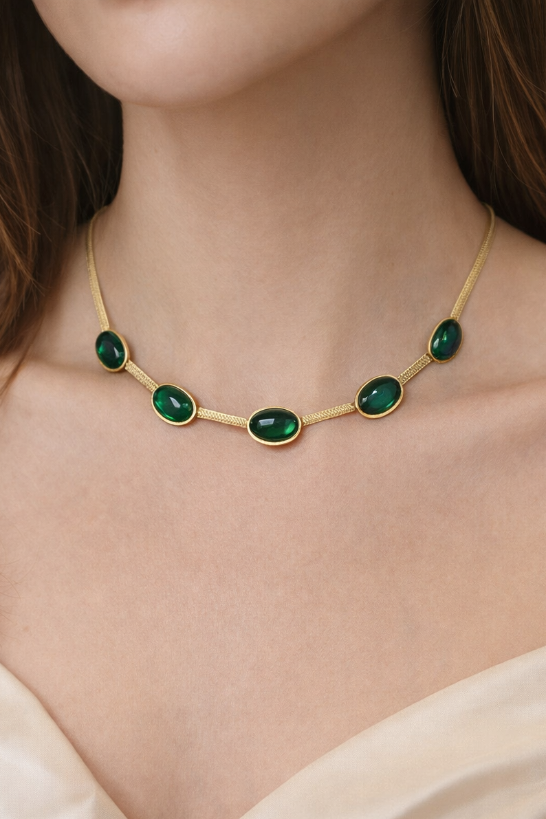 Emerald stones necklce