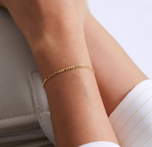 Thin Figaro chain bracelet