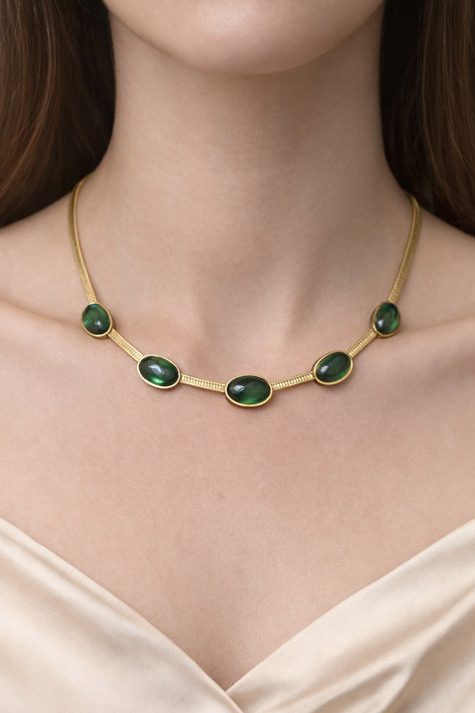 Emerald stones necklce